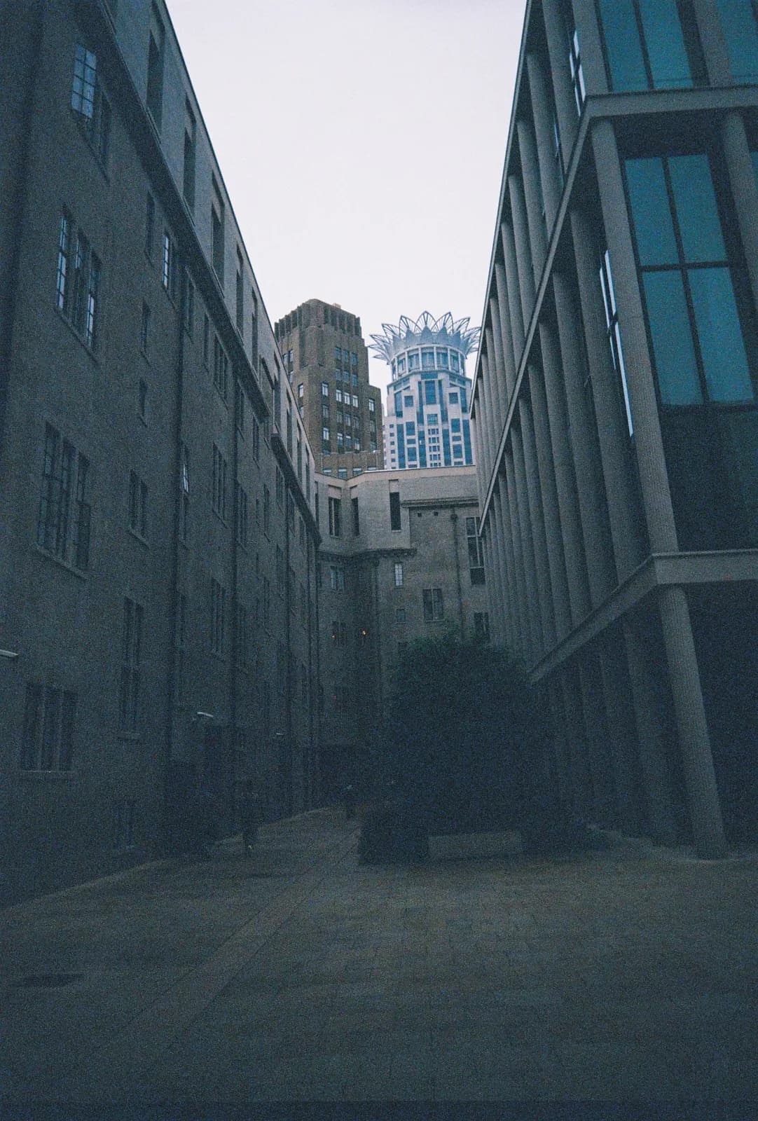 Film photograph shot on Lomography Color Negative 400 with a Kodak Snapic A1 by Zigao Wang