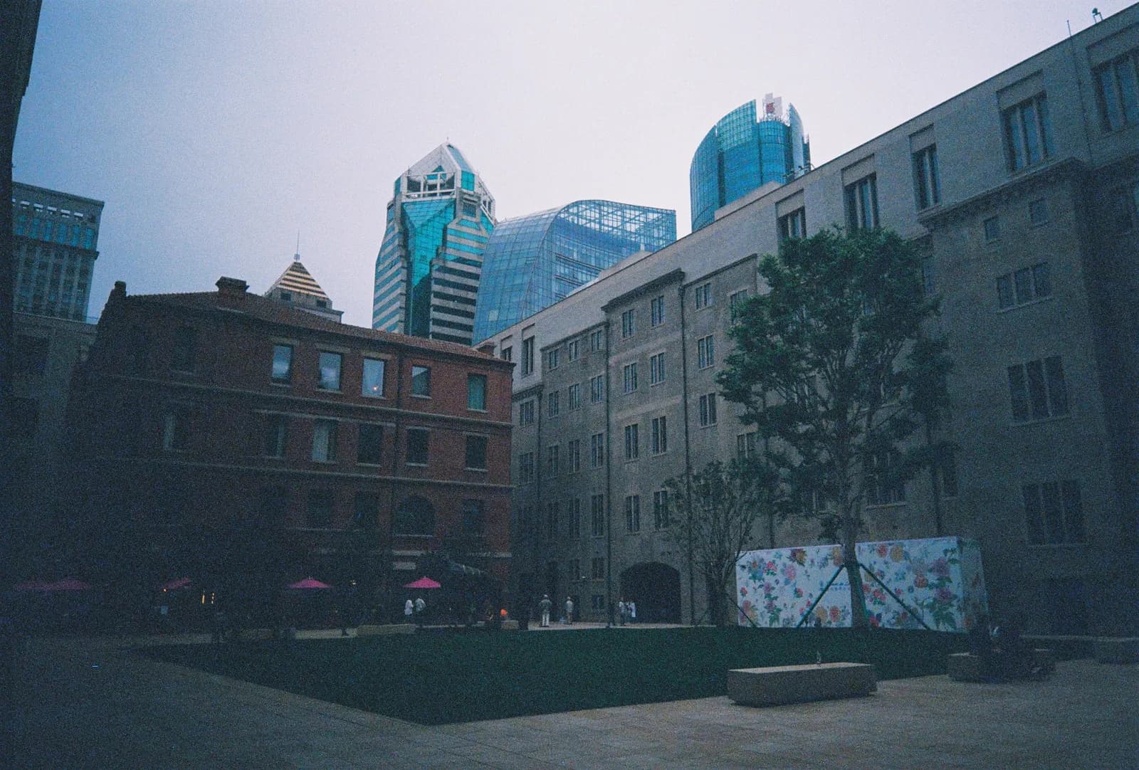 Film photograph shot on Lomography Color Negative 400 with a Kodak Snapic A1 by Zigao Wang