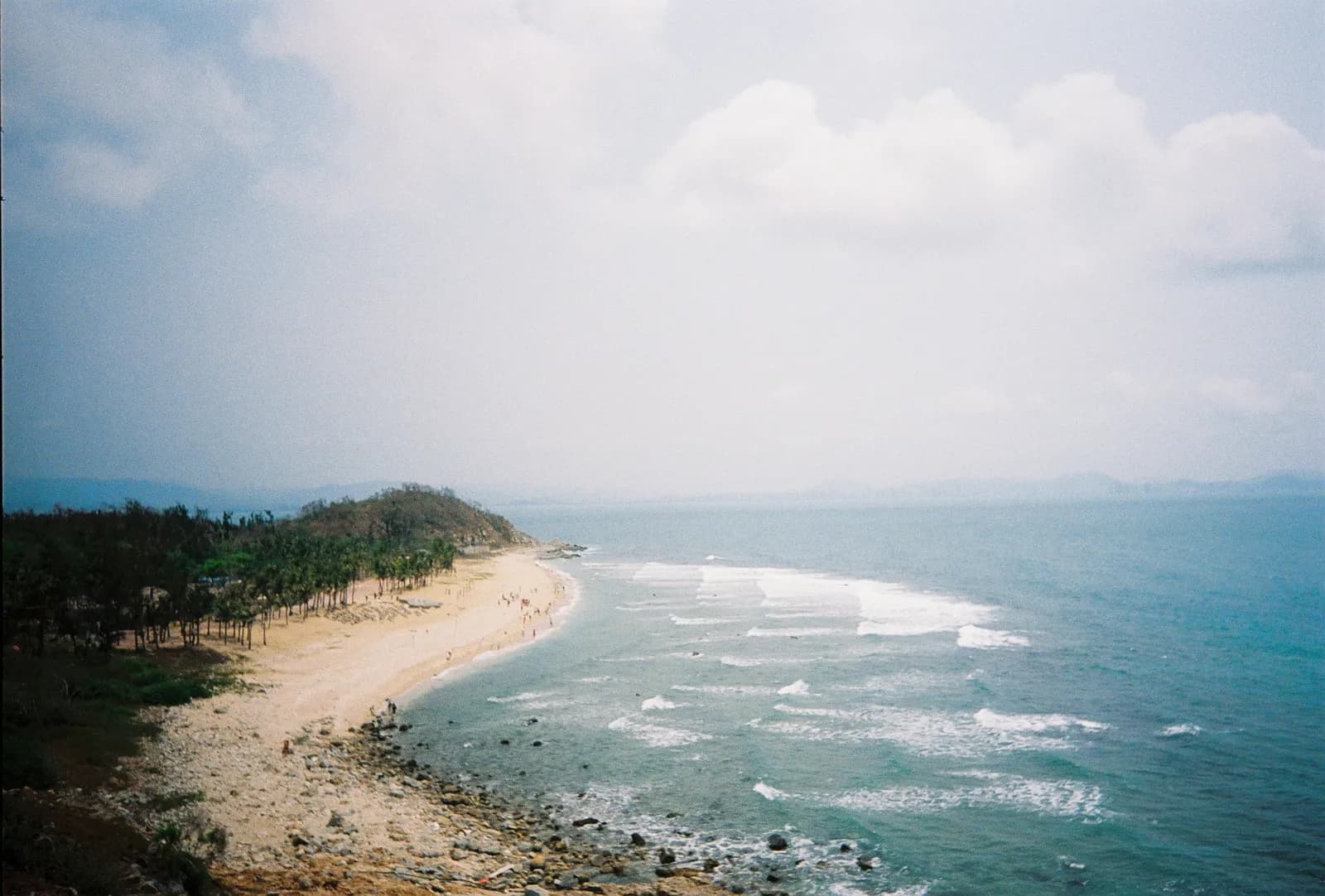Film photograph shot on Lomography Color Negative 400 with a Kodak Snapic A1 by Zigao Wang