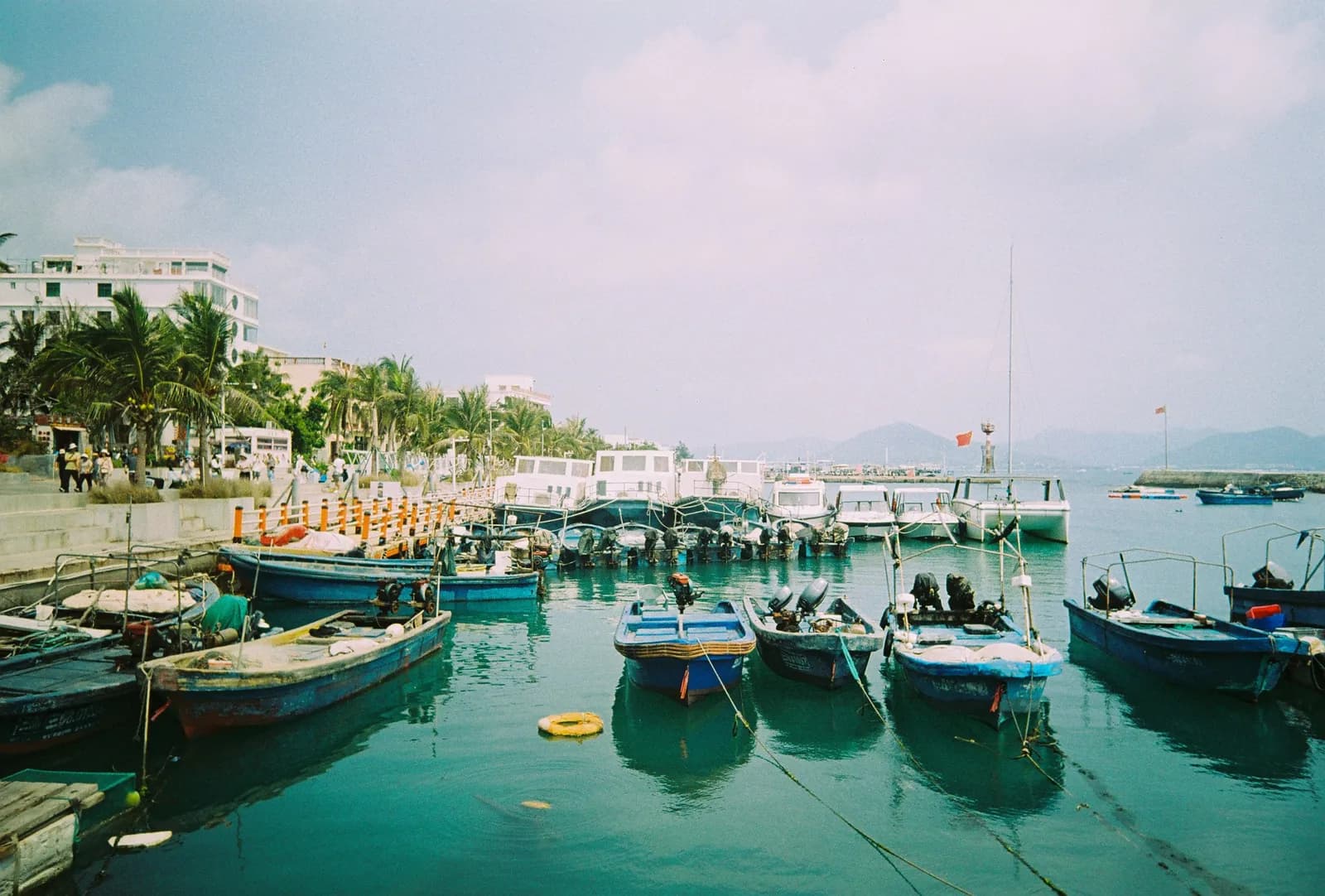 Film photograph shot on Lucky Color C200 with a Kodak Snapic A1 by Zigao Wang