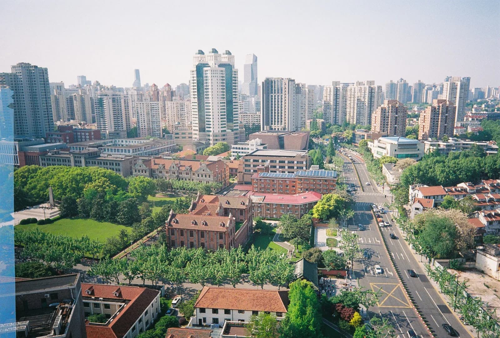 Film photograph shot on Lomography Color Negative 400 with a Kodak Snapic A1 by Zigao Wang