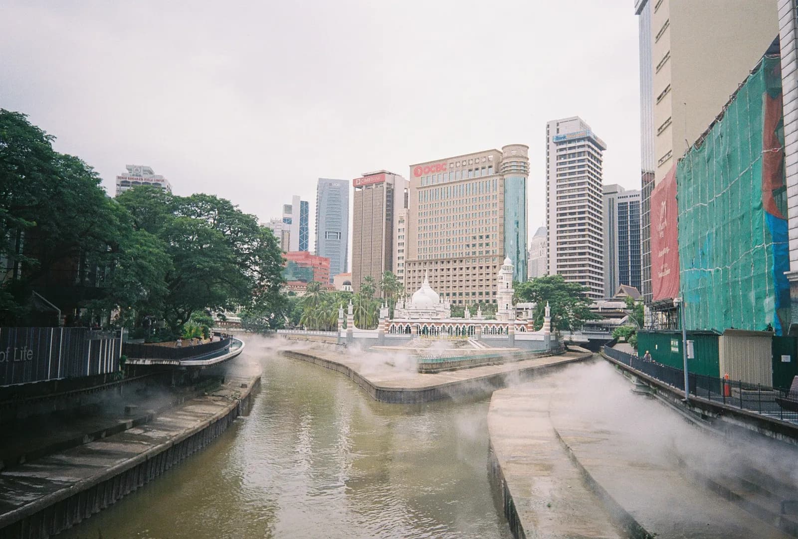 Film photograph shot on Lomography Color Negative 400 with a Kodak Snapic A1 by Zigao Wang