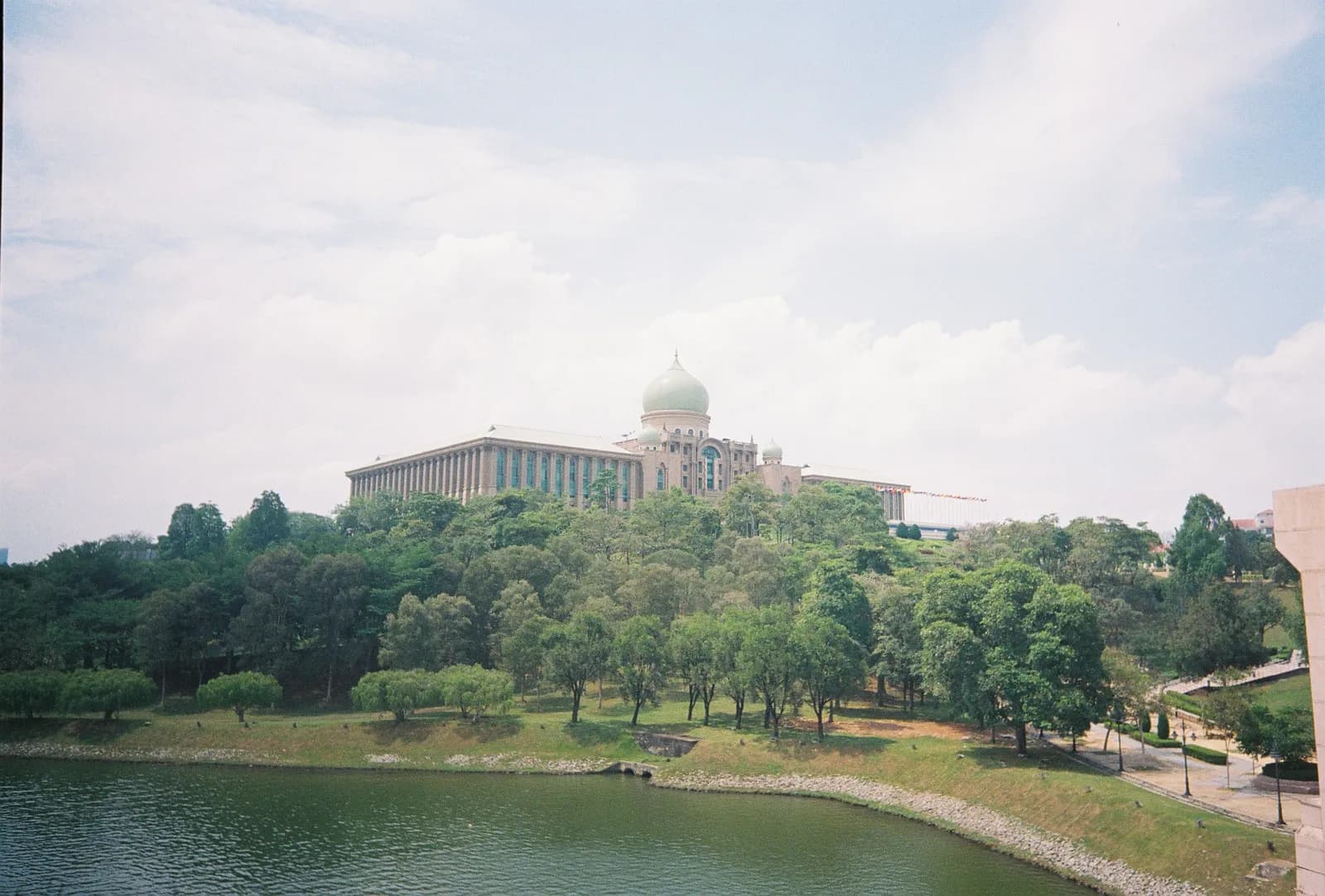 Film photograph shot on Lomography Color Negative 400 with a Kodak Snapic A1 by Zigao Wang