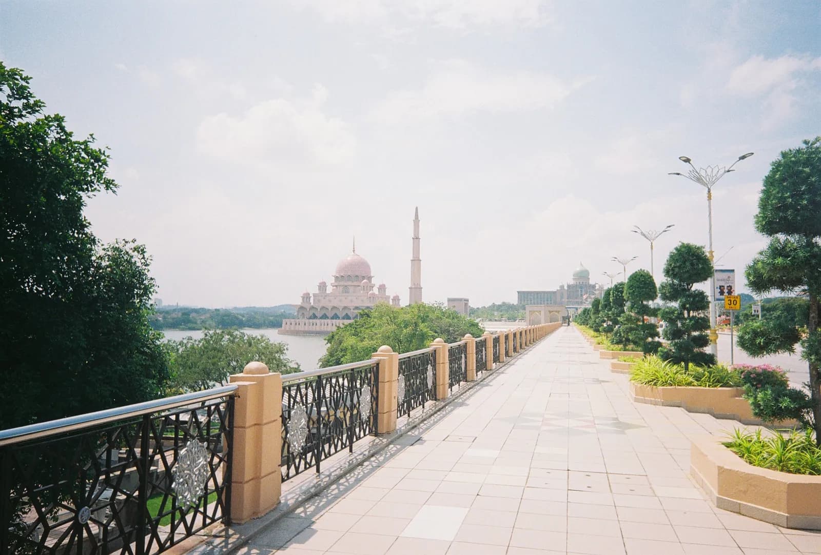 Film photograph shot on Lomography Color Negative 400 with a Kodak Snapic A1 by Zigao Wang