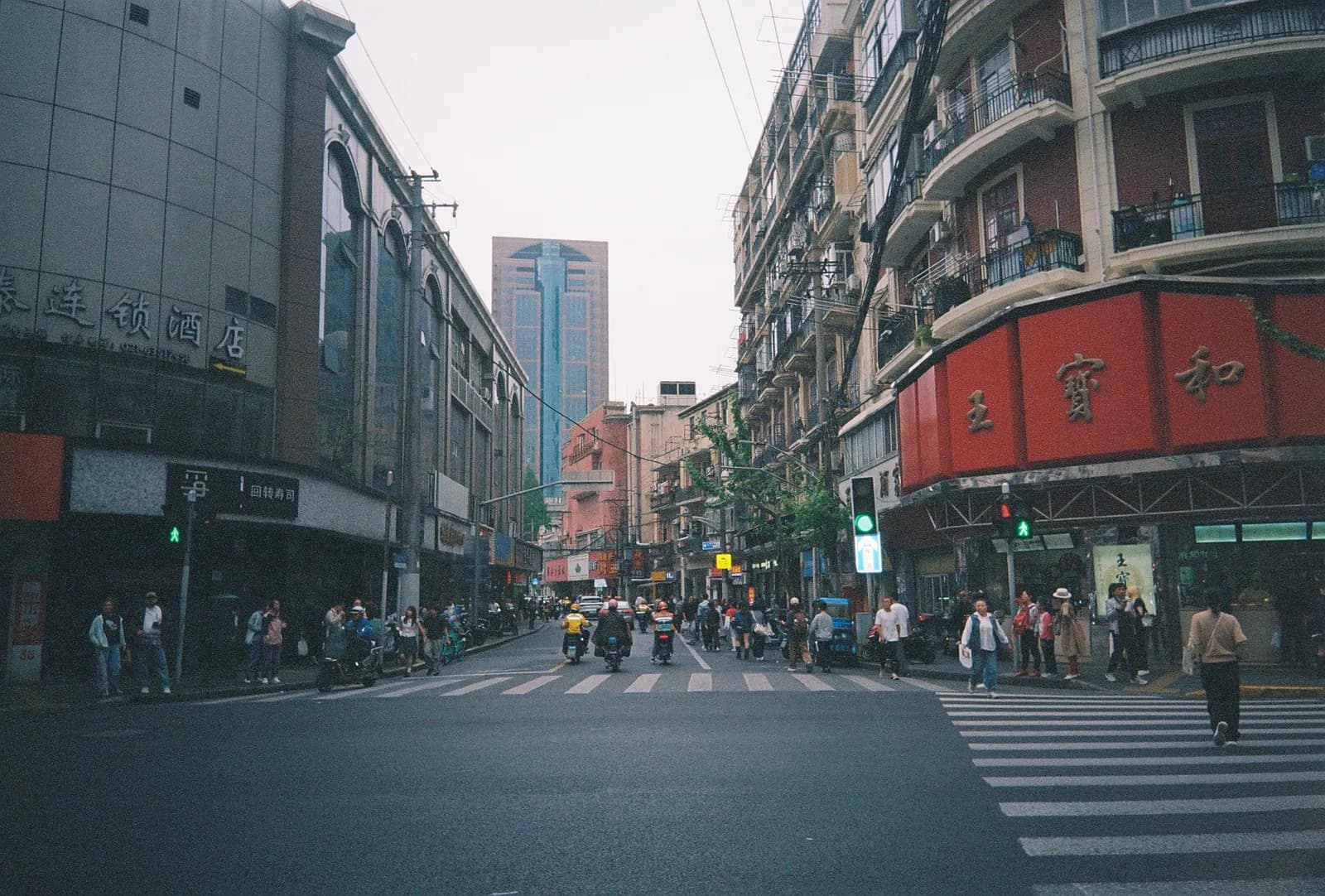 Film photograph shot on Lomography Color Negative 400 with a Kodak Snapic A1 by Zigao Wang