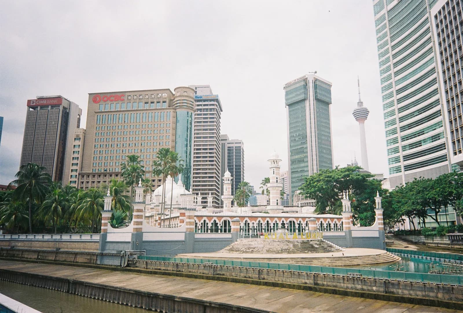 Film photograph shot on Lomography Color Negative 400 with a Kodak Snapic A1 by Zigao Wang