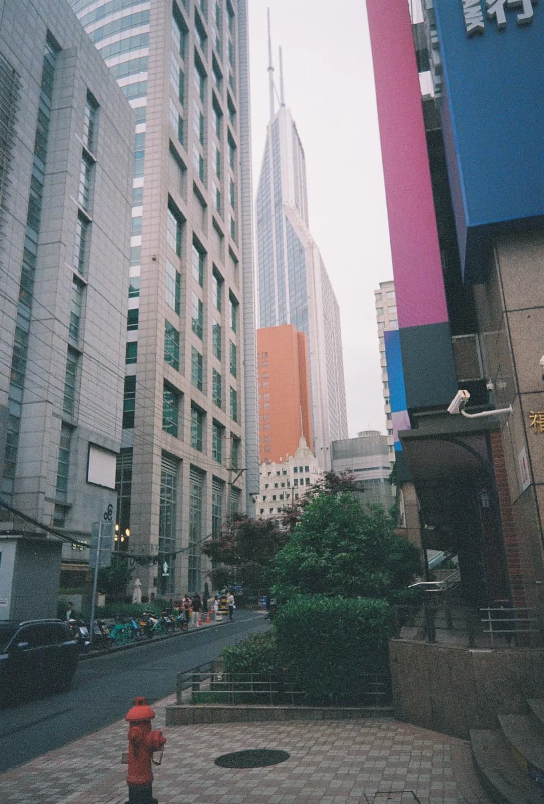 Film photograph shot on Lomography Color Negative 400 with a Kodak Snapic A1 by Zigao Wang