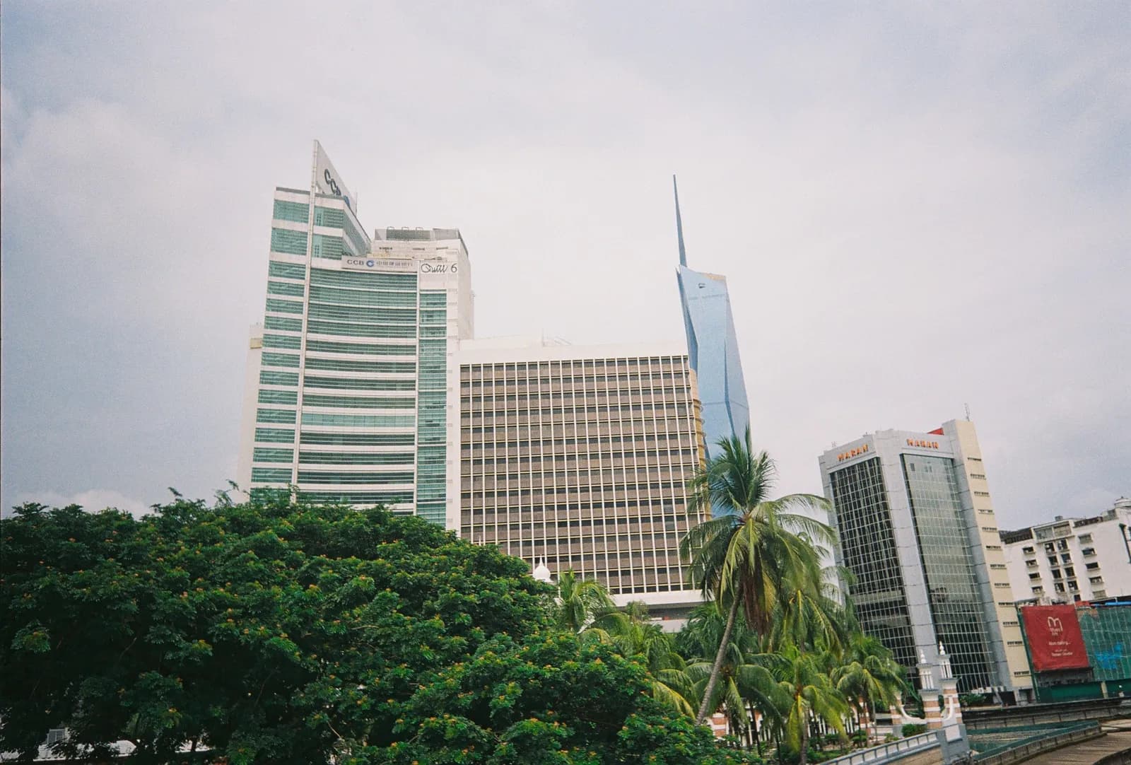 Film photograph shot on Lomography Color Negative 400 with a Kodak Snapic A1 by Zigao Wang