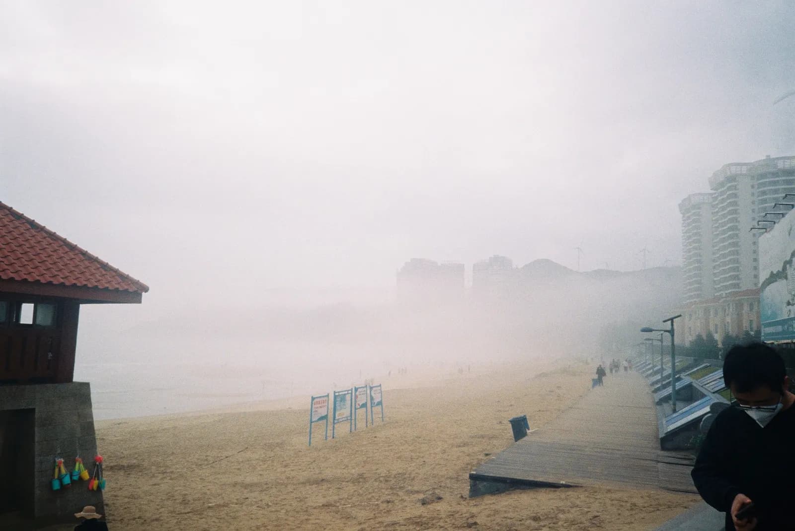 Film photograph shot on Kodak UltraMax 400 with a Kodak Cameo Auto Focus QD by Barry Shawn