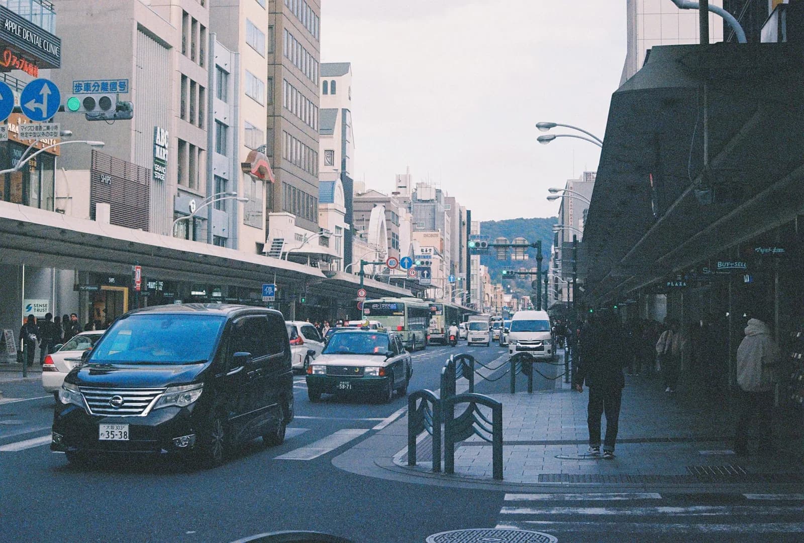 Film photograph shot on Lomography Color Negative 400 with a Canon AE-1 Program by Zigao Wang