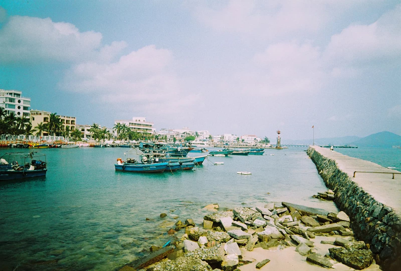 Film photograph shot on Lucky Color C200 with a Kodak Snapic A1 by Zigao Wang
