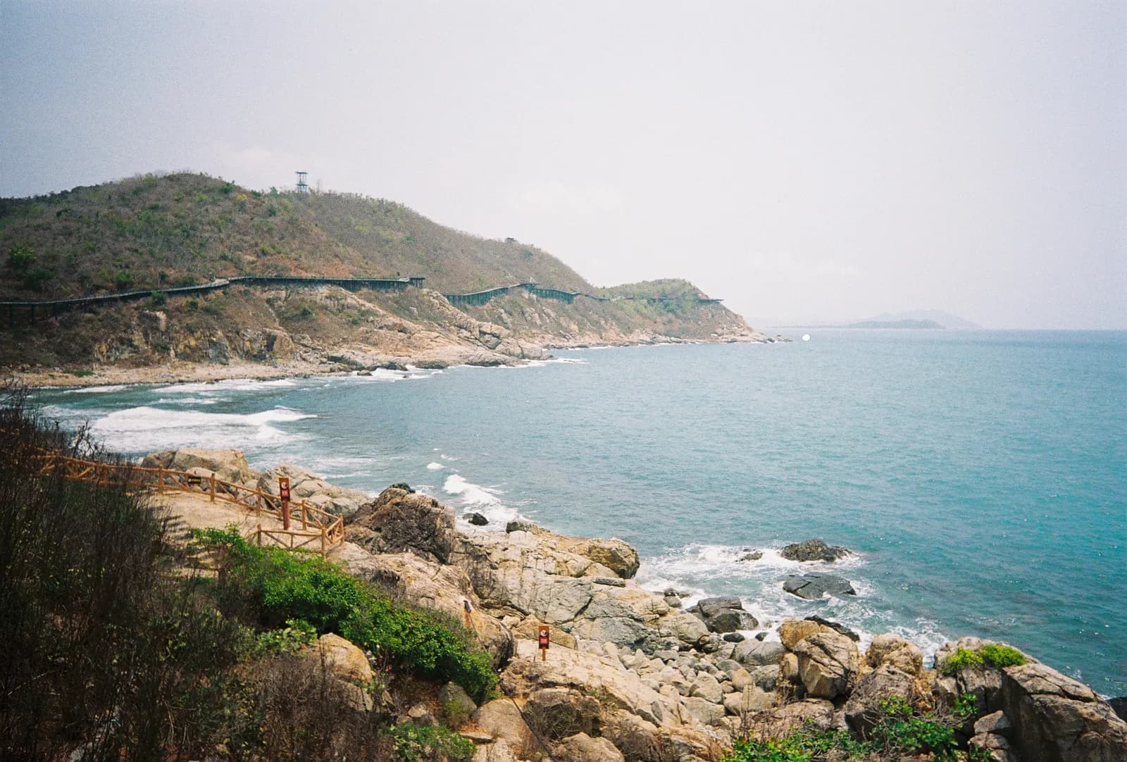 Film photograph shot on Lomography Color Negative 400 with a Kodak Snapic A1 by Zigao Wang