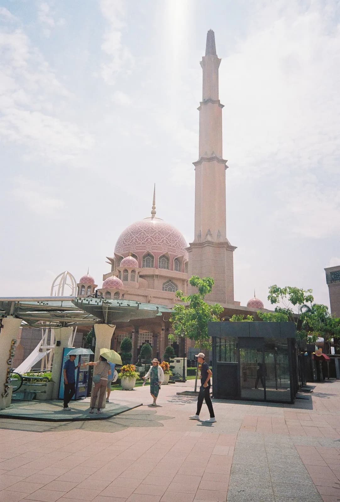 Film photograph shot on Lomography Color Negative 400 with a Kodak Snapic A1 by Zigao Wang