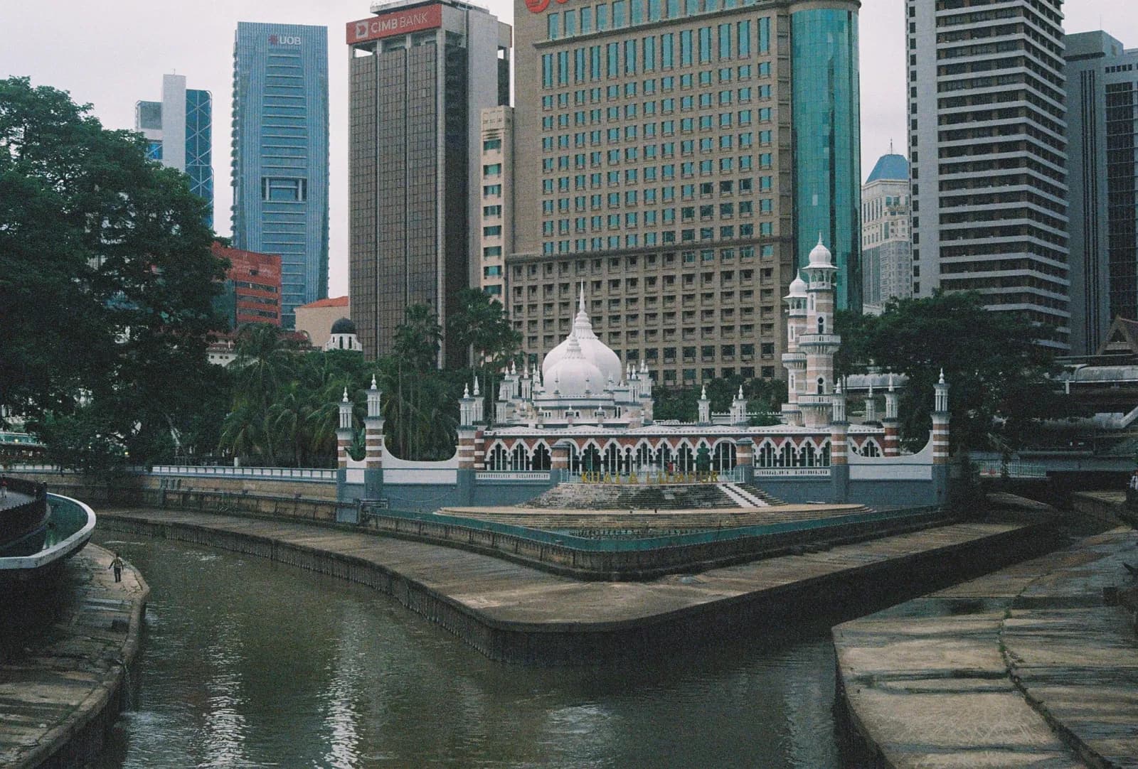 Film photograph shot on Lomography Color Negative 400 with a Kodak Snapic A1 by Zigao Wang