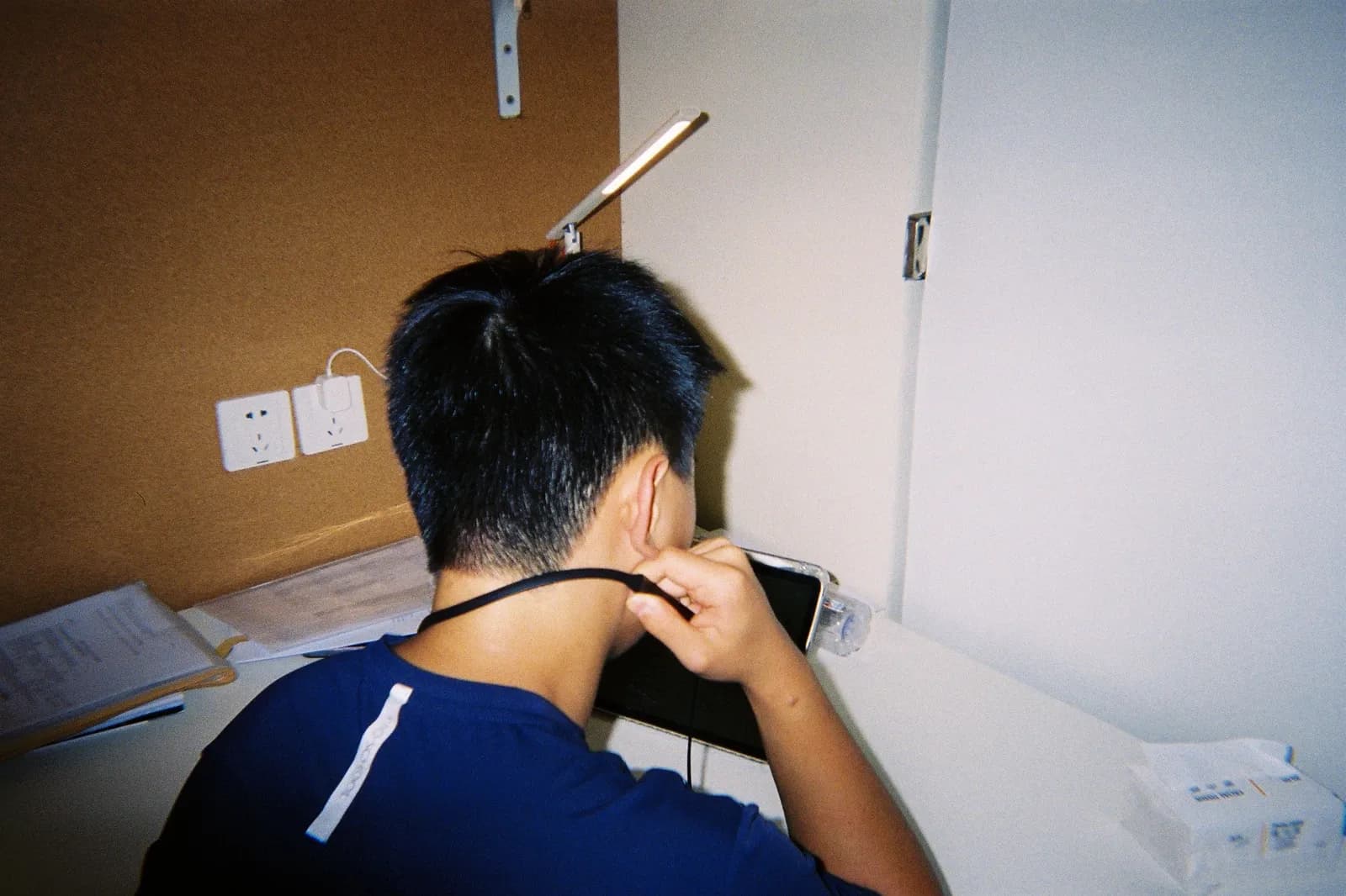 Film photograph shot on Kodak Gold 800 with a Kodak FunSaver by Max Du