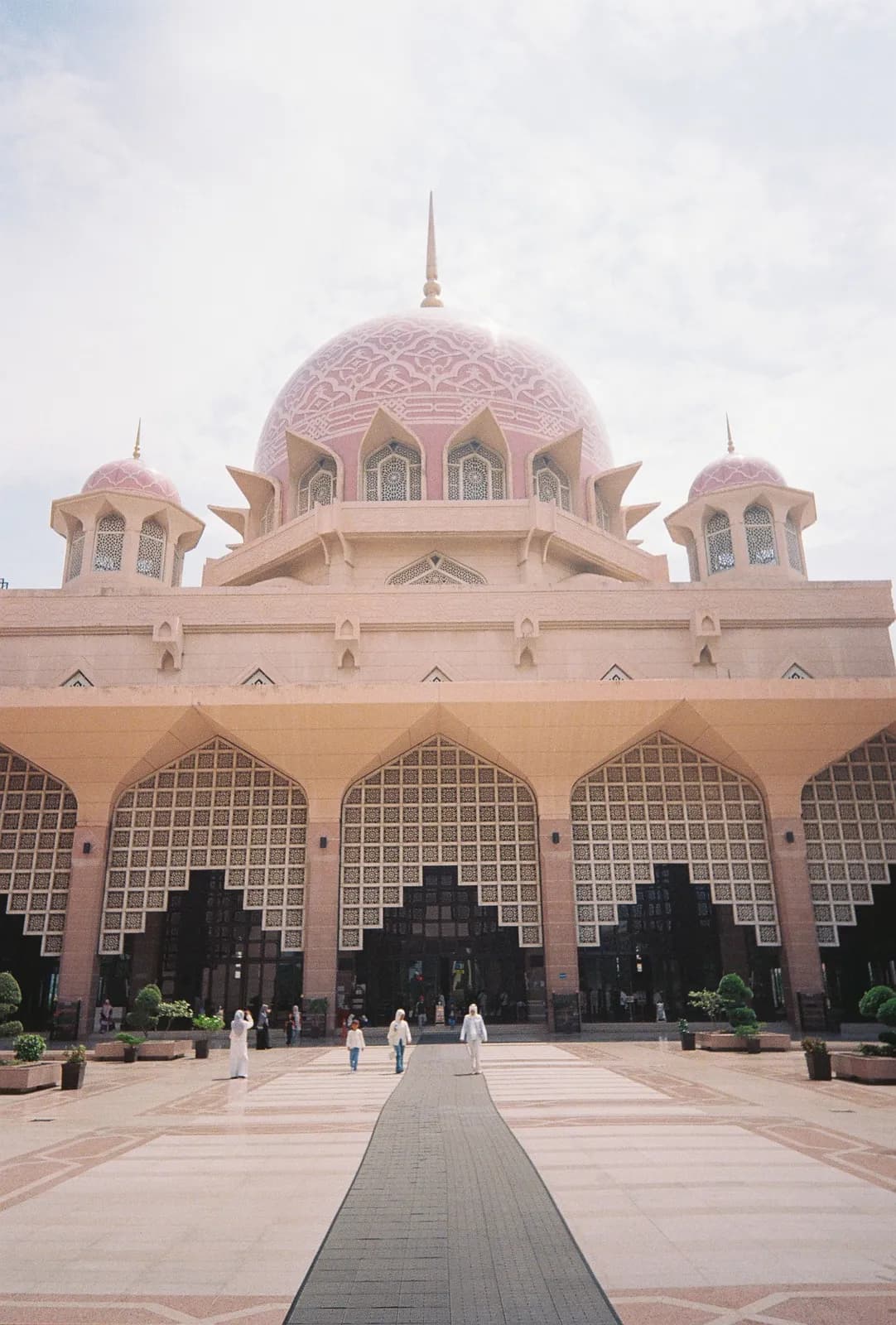 Film photograph shot on Lomography Color Negative 400 with a Kodak Snapic A1 by Zigao Wang