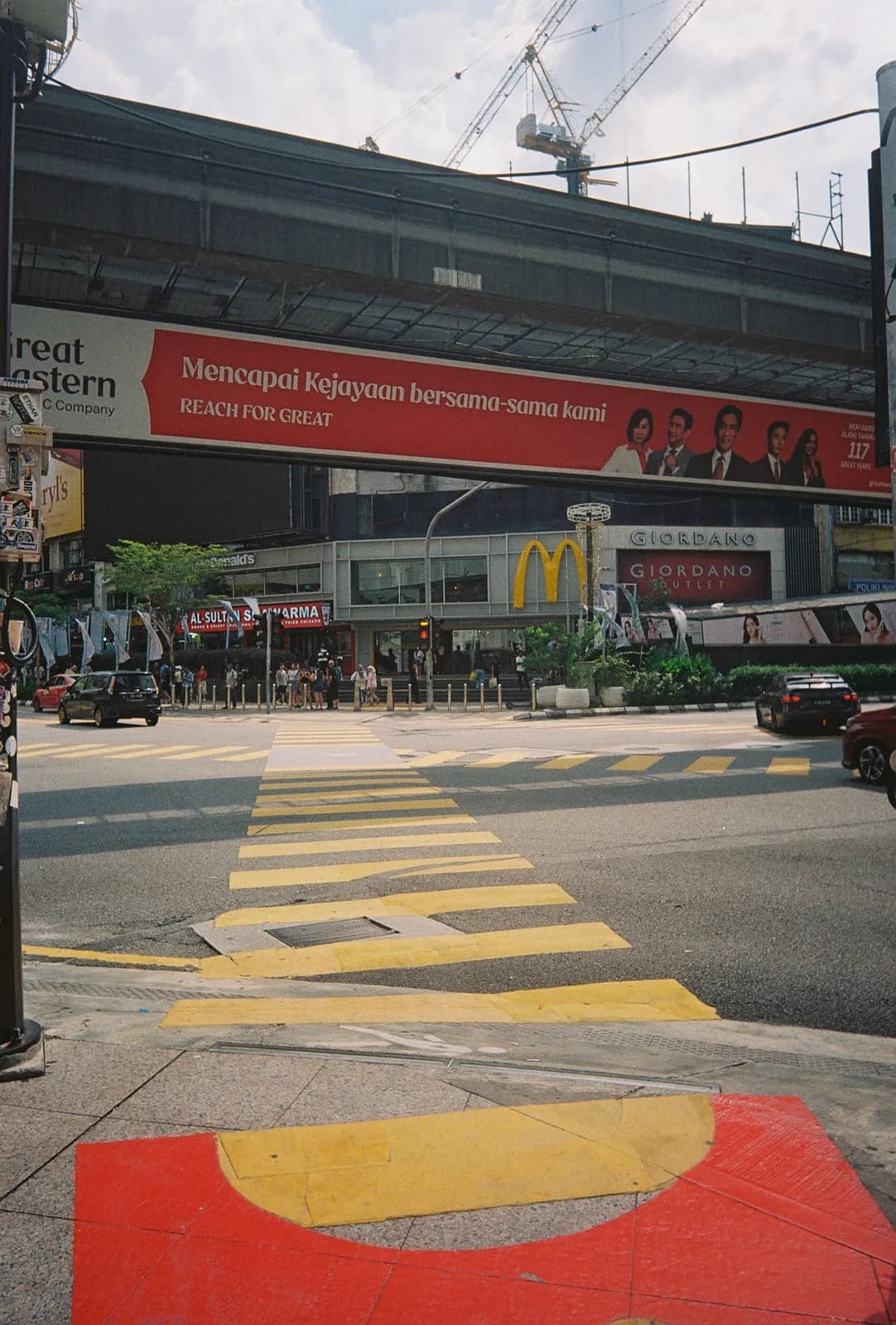 Film photograph shot on Lomography Color Negative 400 with a Kodak Snapic A1 by Zigao Wang