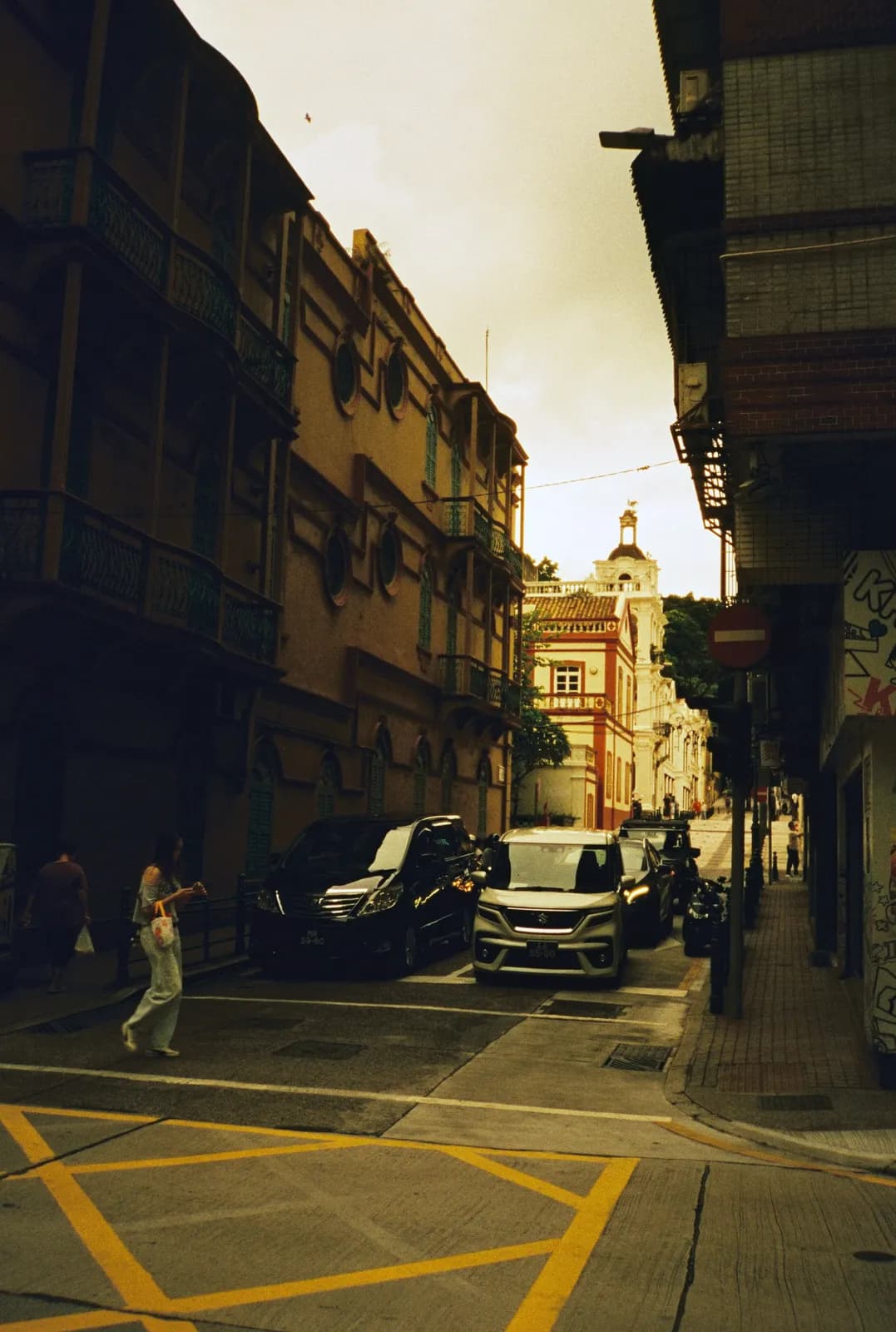 Film photograph shot on Lucky Color 400 with an Olympus Trip Panorama 2 by Zigao Wang