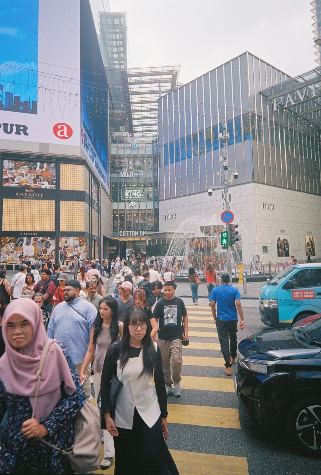 Film photograph shot on Lomography Color Negative 400 with a Kodak Snapic A1 by Zigao Wang
