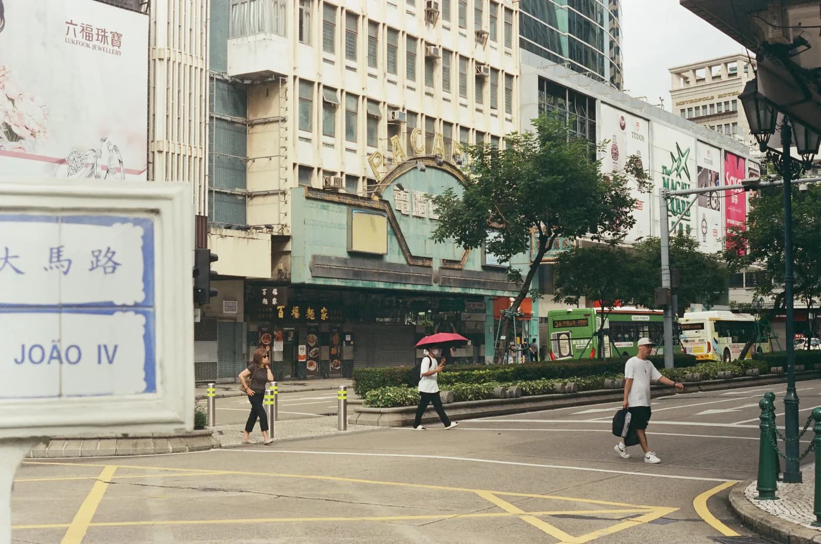 Film photograph shot on Kodak Vision3 250D with a Canon AE-1 Program by Zigao Wang