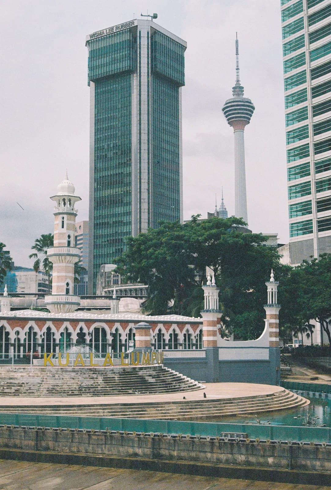 Film photograph shot on Lomography Color Negative 400 with a Kodak Snapic A1 by Zigao Wang