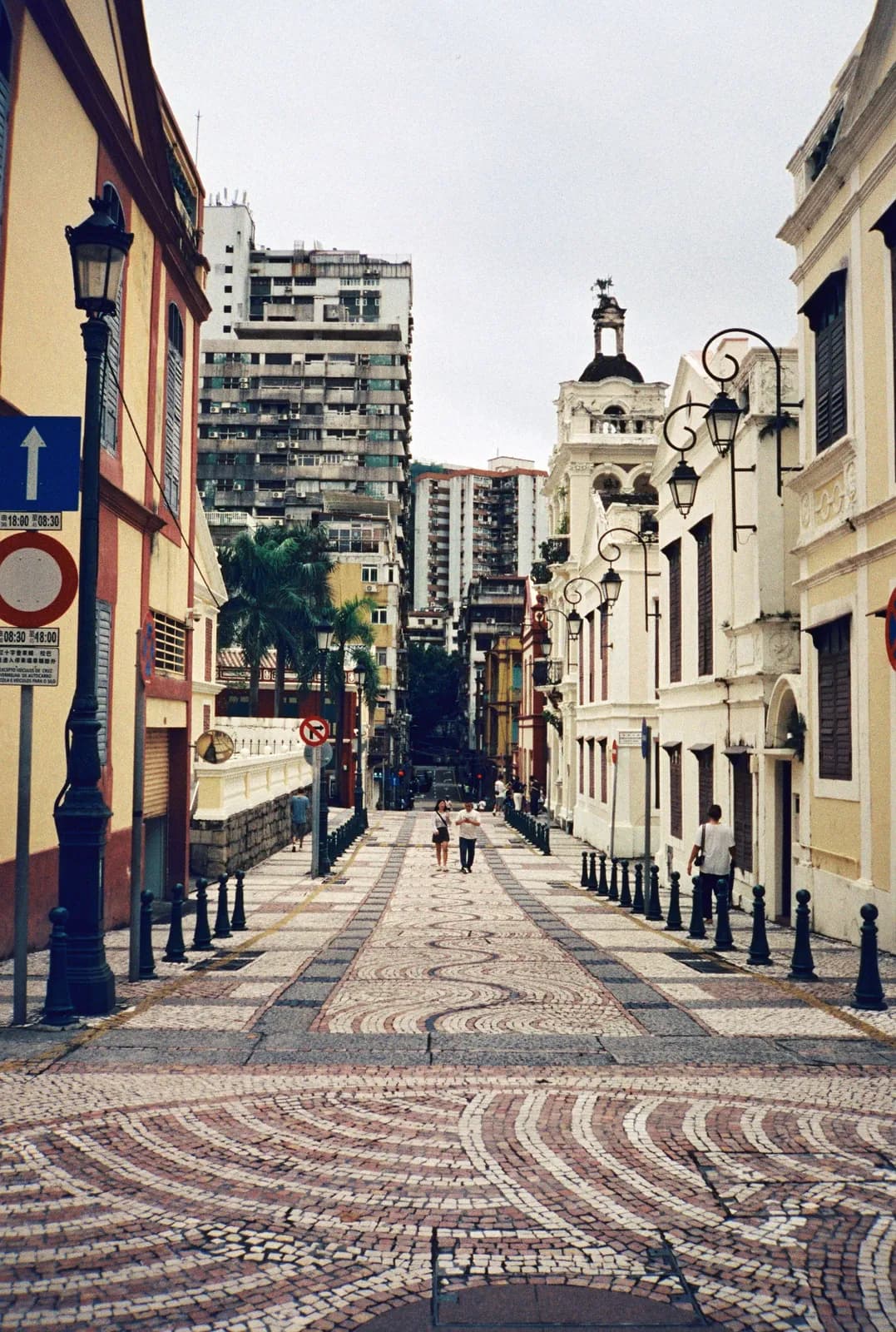 Film photograph shot on Lucky Color 400 with an Olympus Trip Panorama 2 by Zigao Wang