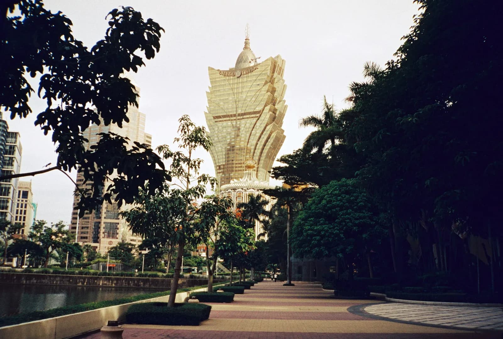 Film photograph shot on Lucky Color 400 with an Olympus Trip Panorama 2 by Zigao Wang
