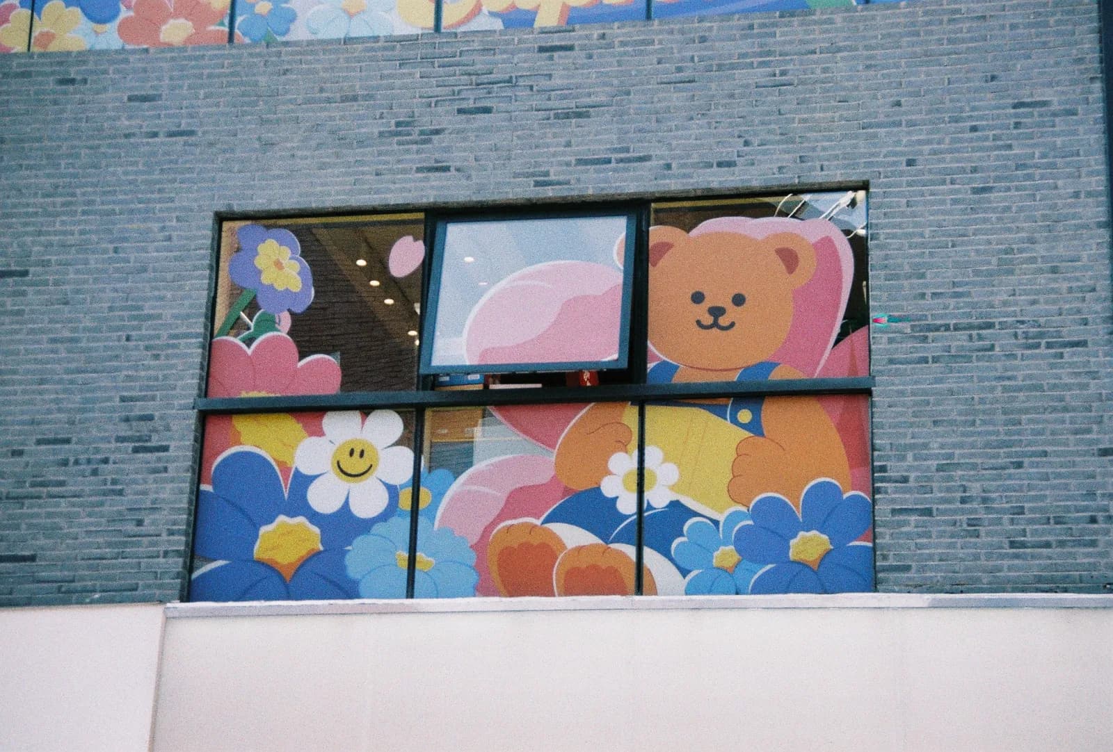 Film photograph shot on LomoChrome Color '92 Sun-Kissed with a Canon AE-1 Program by CJ Liu