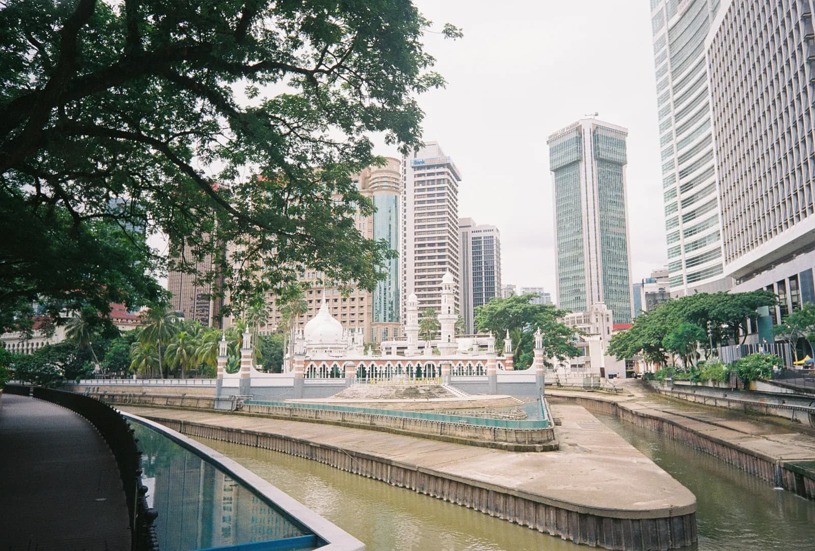 Film photograph shot on Lomography Color Negative 400 with a Kodak Snapic A1 by Zigao Wang