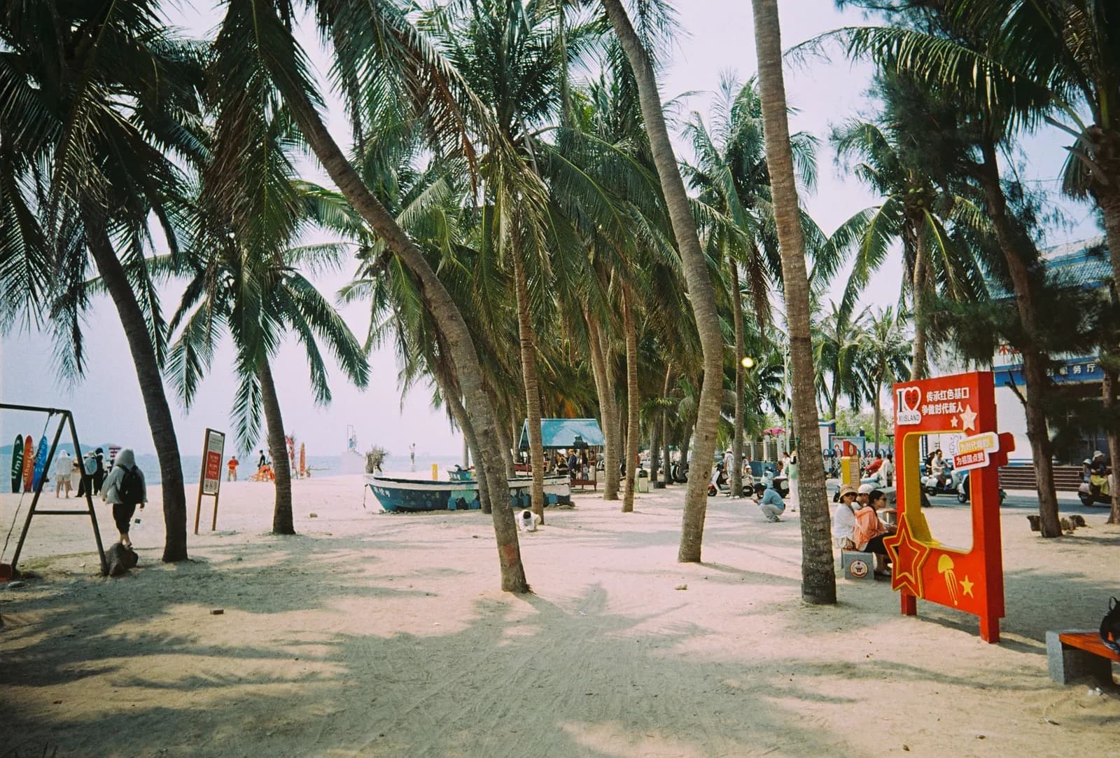 Film photograph shot on Lucky Color C200 with a Kodak Snapic A1 by Zigao Wang