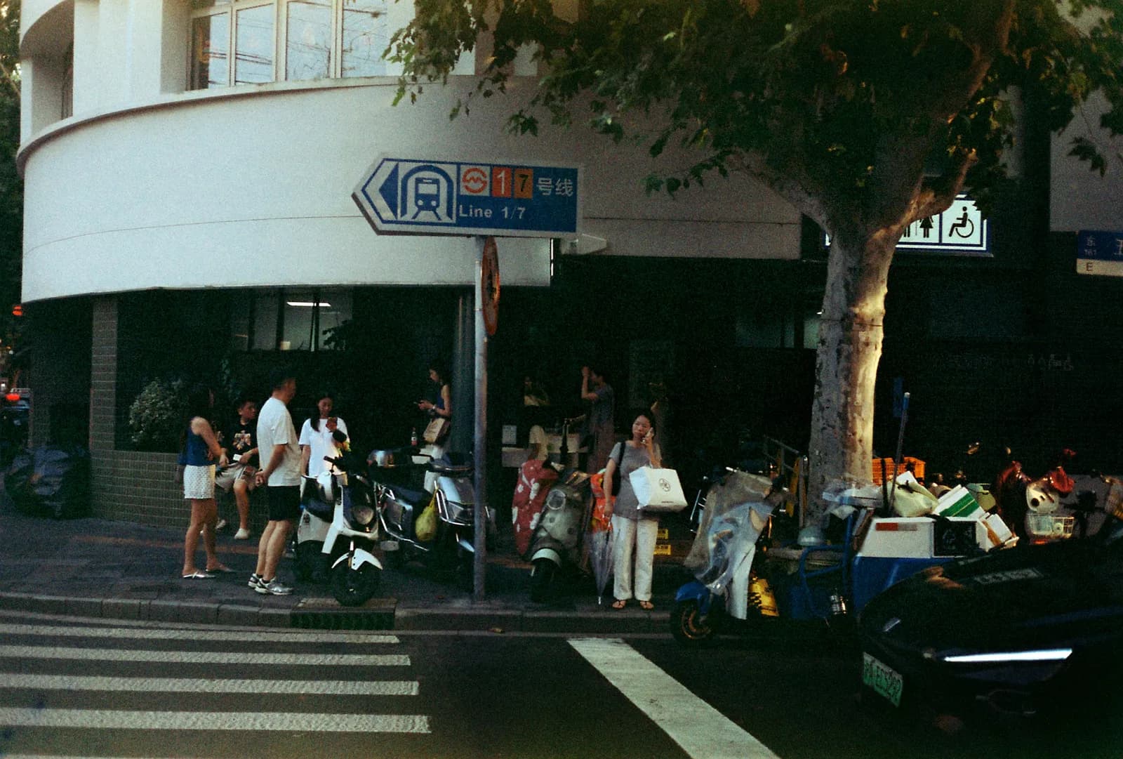 Film photograph shot on Kodak Gold 200 with an Olympus 35 SP by Barry Shawn