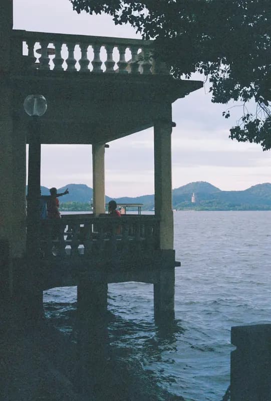 Film photograph shot on Fujifilm Superia Premium 400 with a Canon AE-1 Program by Zigao Wang